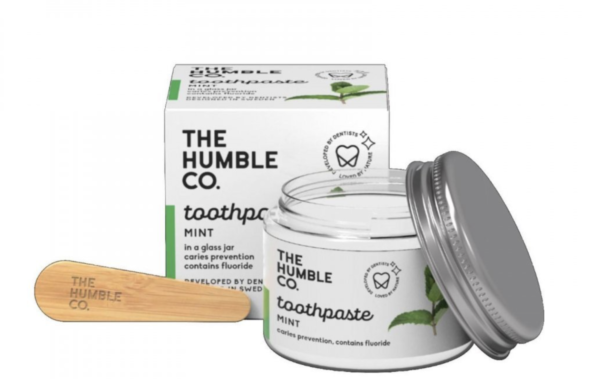 The Humble Co. mátová zubní pasta s fluoridy ve sklenici 50 ml